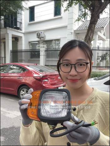 Đèn pha xúc lật XCMG LW180FV – Sáng mạnh, bền bỉ, lắp chuẩn xe