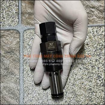 Van thao tác xuống móc nhỏ trên bộ chia dầu thủy lực xe cẩu QY50B XCMG