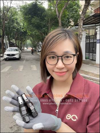 Van thao tác xuống móc nhỏ trên bộ chia dầu thủy lực xe cẩu QY50B XCMG